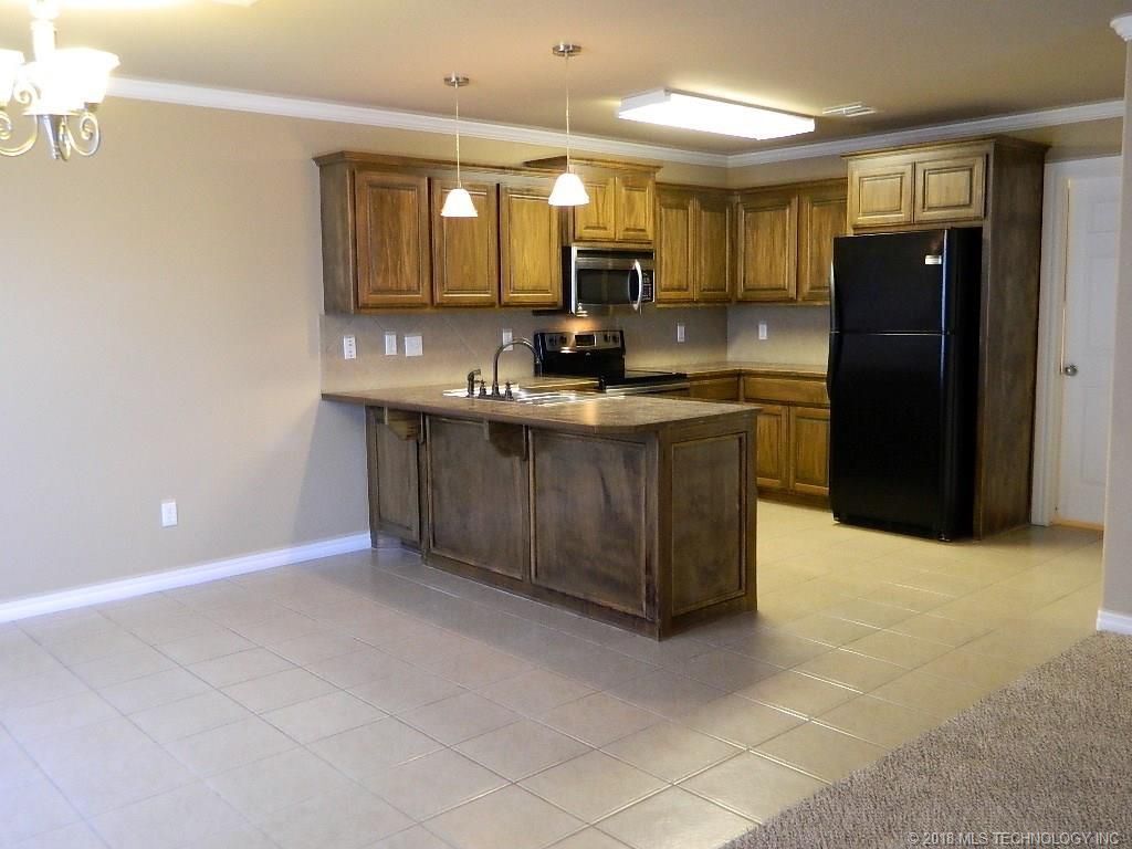 Kitchen & dining room - 610 Rolling Hills Dr