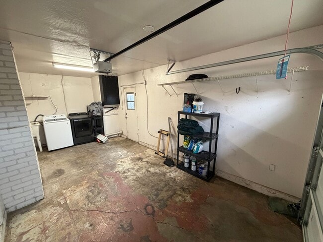 Building Photo - 3 Bedroom | 1 Bathroom | Single family with pool