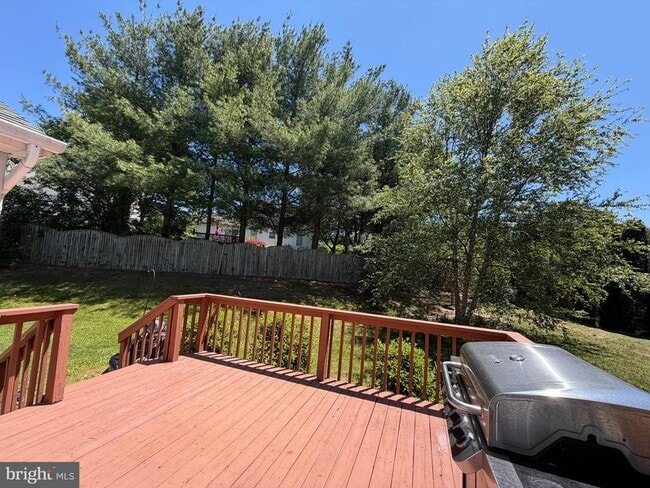 Building Photo - 407 Tamarack Cir