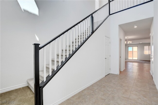 Building Photo - 882 Sycamore Falls St