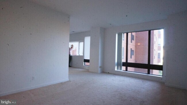 Building Photo - 10 E Lee St