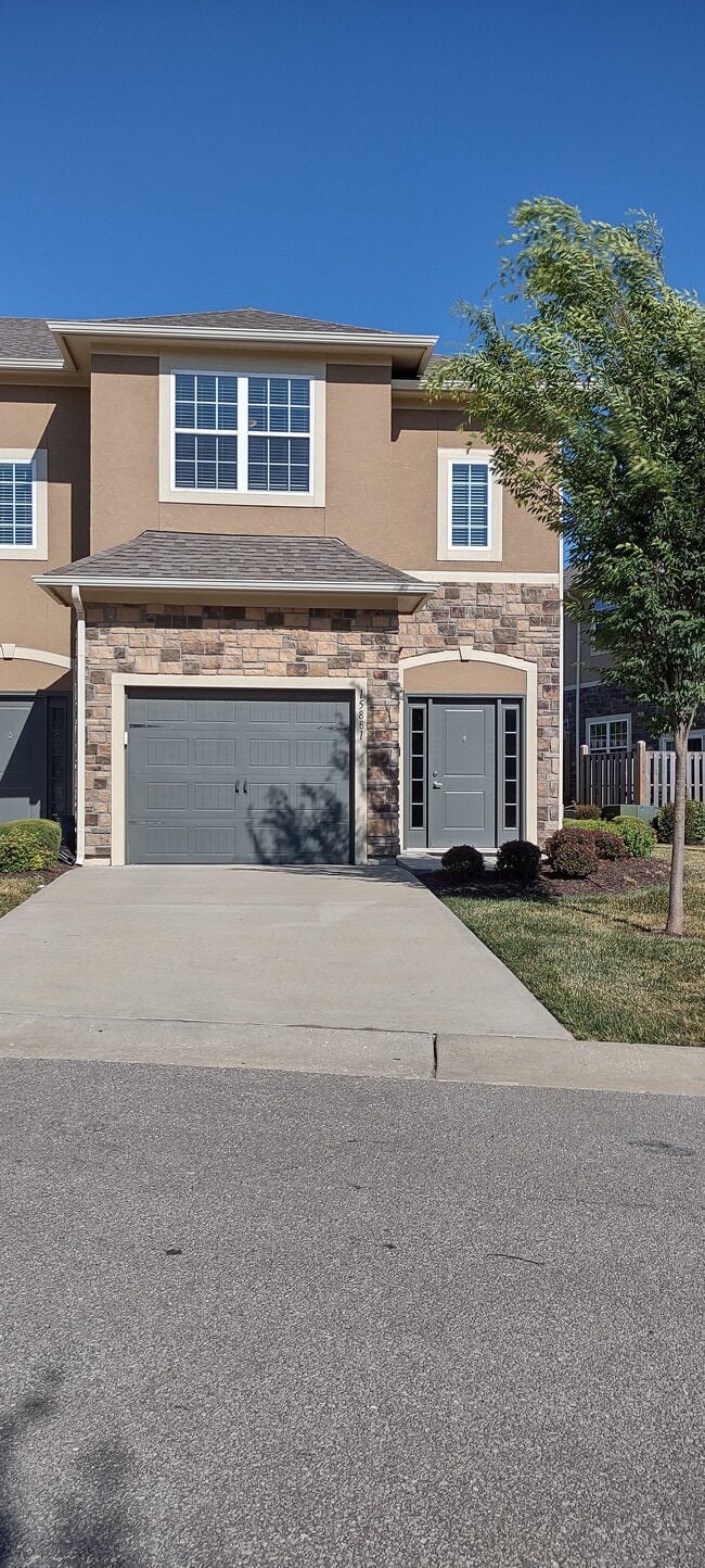 Building Photo - 15881 Valley View Dr