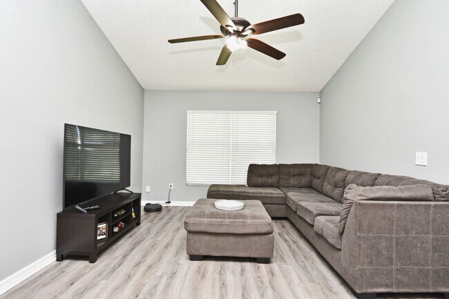 Building Photo - Charming 3/2 home 32825