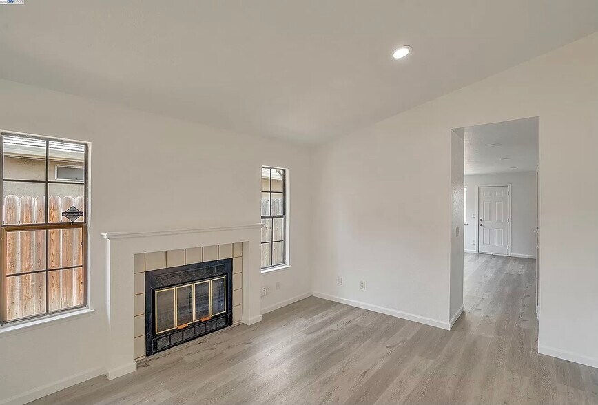 Building Photo - 3480 Briar Ln