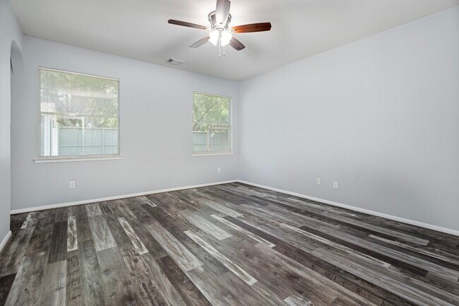 Building Photo - 421 Livingstone Ln