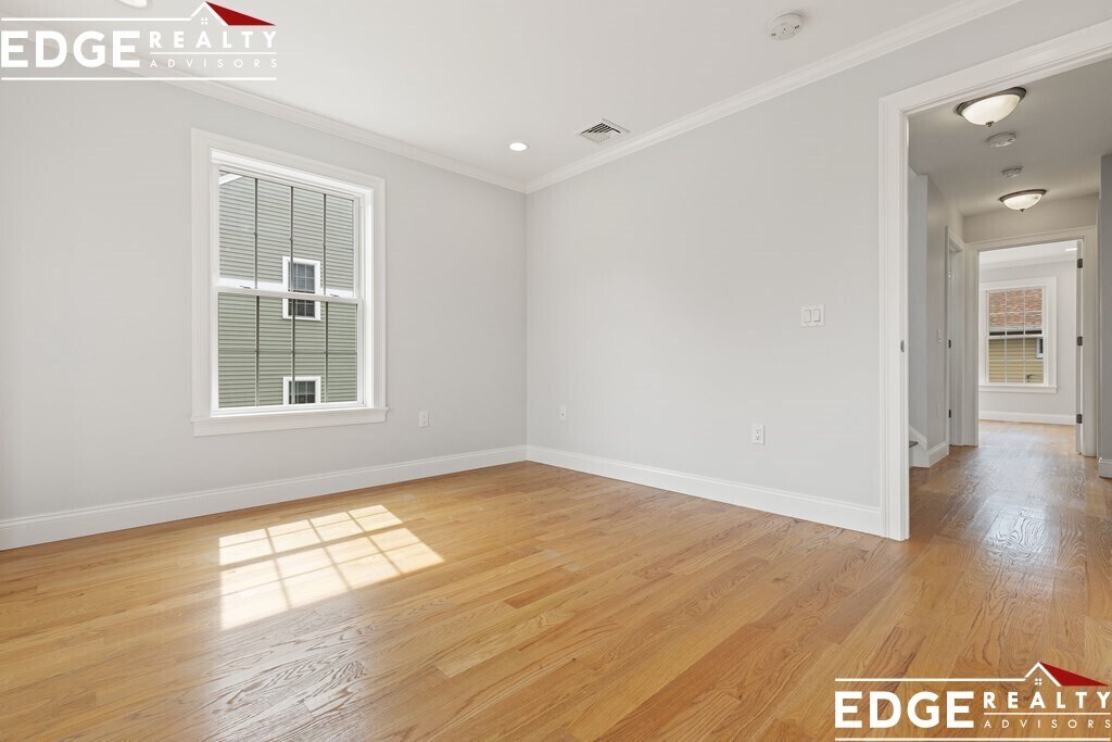 Building Photo - 58 Holton St