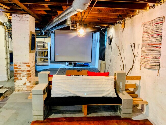 Building Photo - 5830 Holmes St