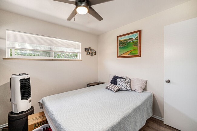Building Photo - Updated 2 Bed | 1.5 Bath Upper Duplex Near...