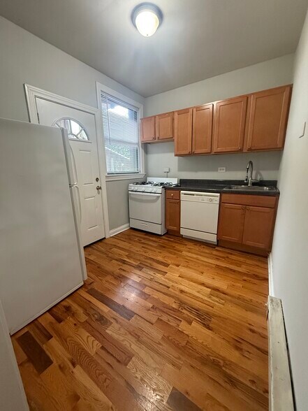 Building Photo - 3732 N Pine Grove Ave