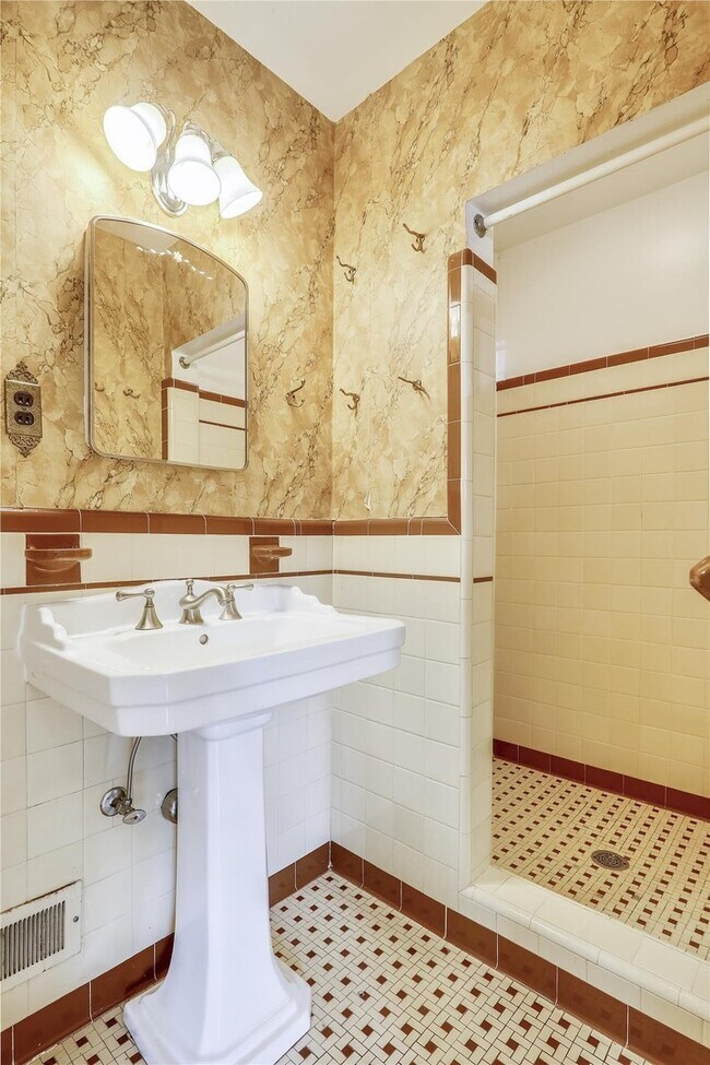 Building Photo - One Level Living -- 5bed / 3bath - Chevy Chase
