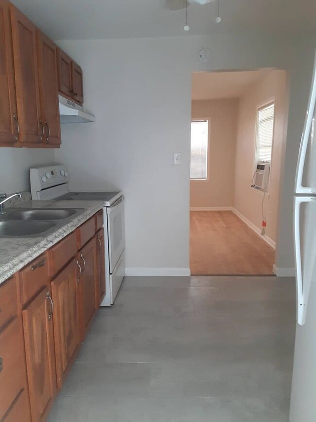 Building Photo - Charming 2/1 Single Family Home with large...