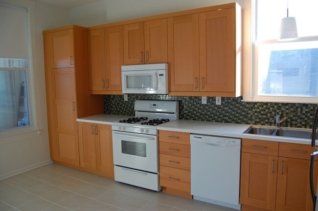 Building Photo - 2733 N Mozart St
