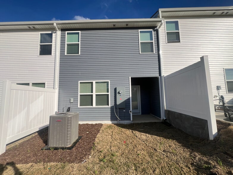 Building Photo - Room in Townhome on Starlight St