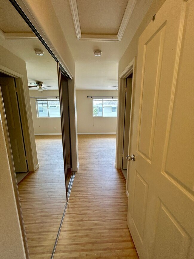 Building Photo - Spacious Townhouse with Central AC, Garage...