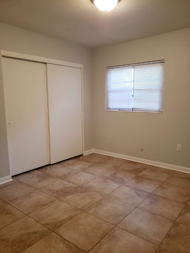 Building Photo - "Charming 3-Bed Oasis with 1.5 Baths in Fo...