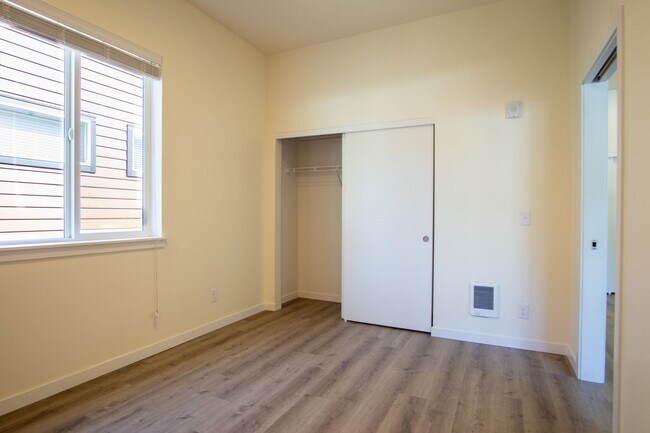 Building Photo - 6015 S Virginia Ave