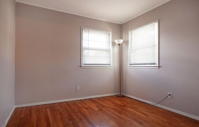 Building Photo - 3 Bedroom Plainview Split