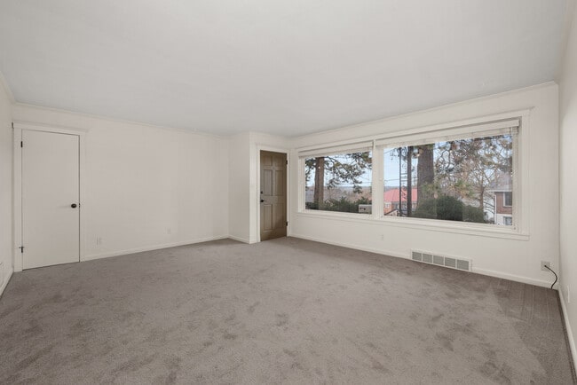 Building Photo - 827 W 11th Ave