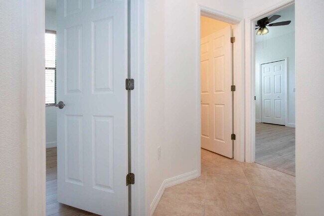 Building Photo - Luxurious Lakefront Living: Spacious 4-Bedroom Home with Pool and Guest Suite in Lakewood Ranch
