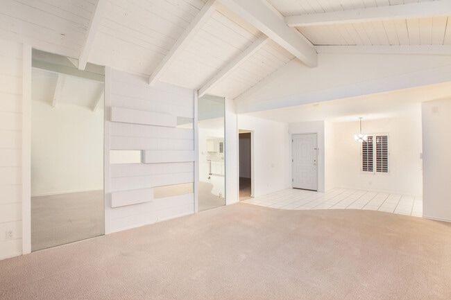 Building Photo - 451 E Vía Carisma