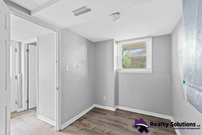 Building Photo - 706 Heston Rd