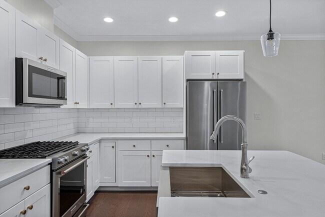 Building Photo - 15 Lily Pond Ln