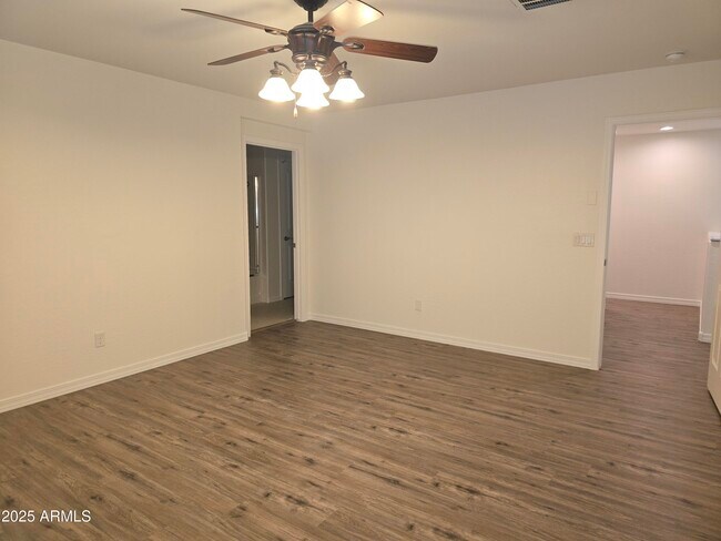 Building Photo - 1514 E Hummingbird Way