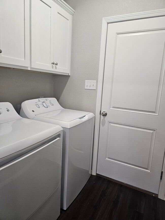 Building Photo - Beautiful New Townhomes in Alma! **MOVE IN...