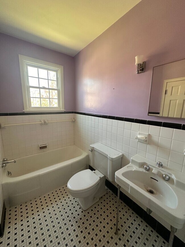 Building Photo - 3 Bed 2 Bath Brick Home with Fenced in Backyard and Additional Living Space