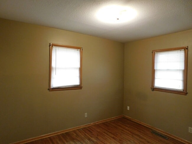 Building Photo - Very nice 2 bedroom/1 bath duplex in NE El...