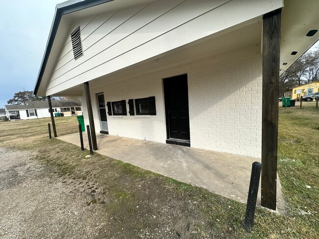 Building Photo - 1108 Railroad St