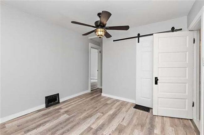 Building Photo - Charming 3 Bed, 3 Bath Bungalow in Independence!