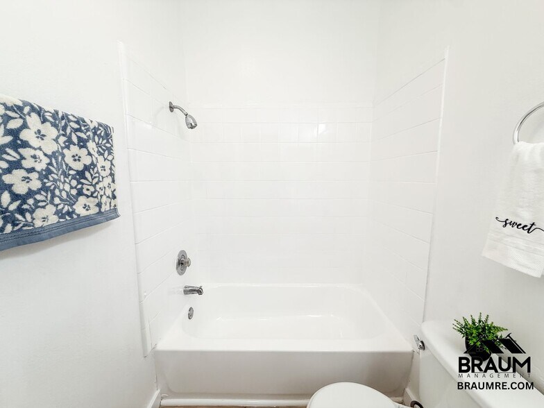 Building Photo - 11459 Collins St