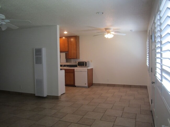 Building Photo - Immaculate 2 Bedroom Loma Linda Duplex