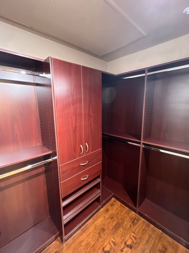 Building Photo - Fully furnished (Short Term Available) / G...