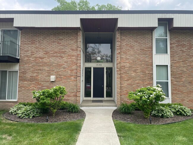 Primary Photo - 4190 Rochester Rd