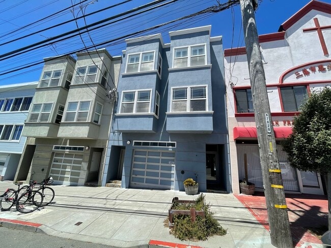 Building Photo - Outer Sunset 2BR Condo Across from Golden Gate Park | Bright Living, In Unit Laundry, & Parking S...