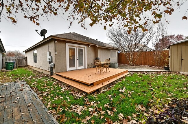 Building Photo - Spacious cozy home  |  Great location  |  2 bedroom  |  1 bath  |  1 car garage