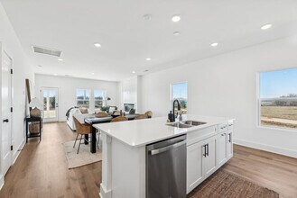 Building Photo - 553 Canal Cir