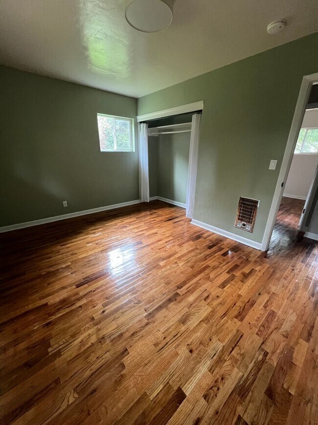 Building Photo - Updated 3 Bedroom & 1 Bath located on dead end street!