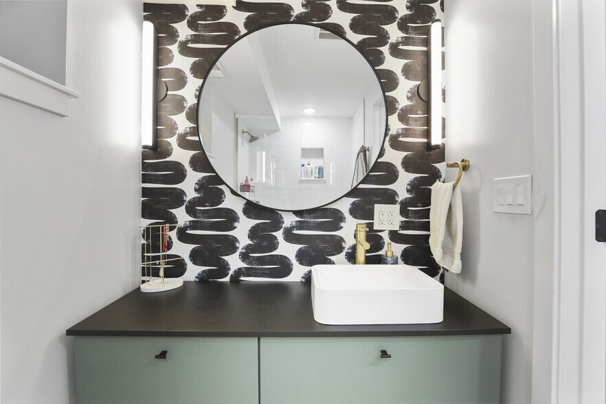 Building Photo - 520 N Ada St