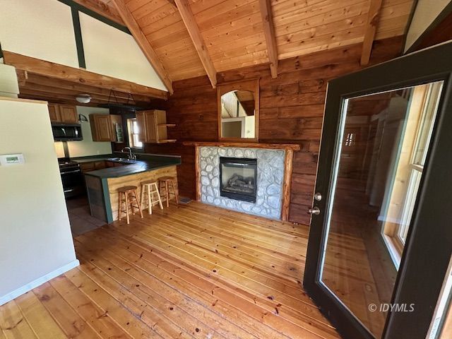 Building Photo - LOG CABIN RENTAL WALK TO TOWN