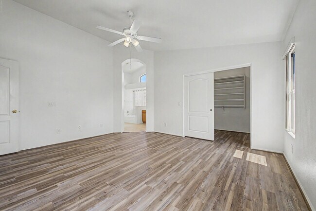 Building Photo - 4649 E Augusta Ave