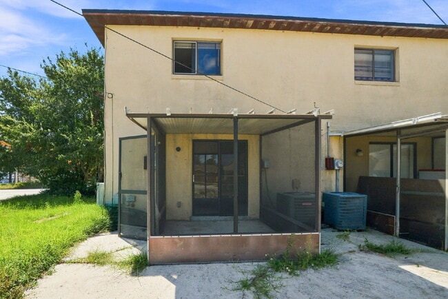 Building Photo - "Charming Kissimmee Retreat: Spacious 2-Bed Oasis with Modern Comforts!"