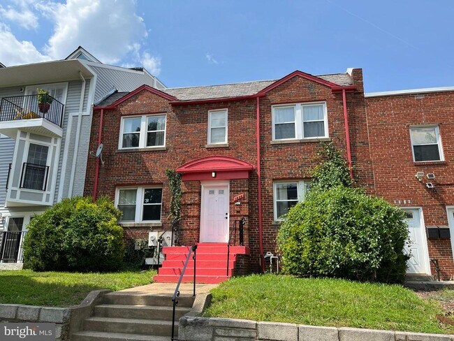 Building Photo - 1830 Independence Ave SE