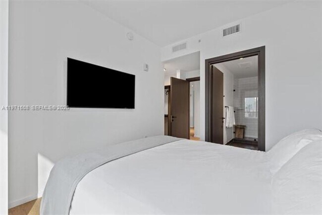 Building Photo - 398 NE 5th St