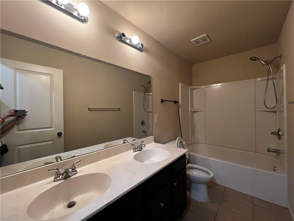 Building Photo - 750 Village Field Ct NW