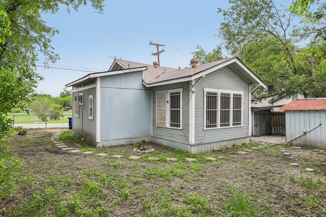 Building Photo - 2310 N Sabinas St