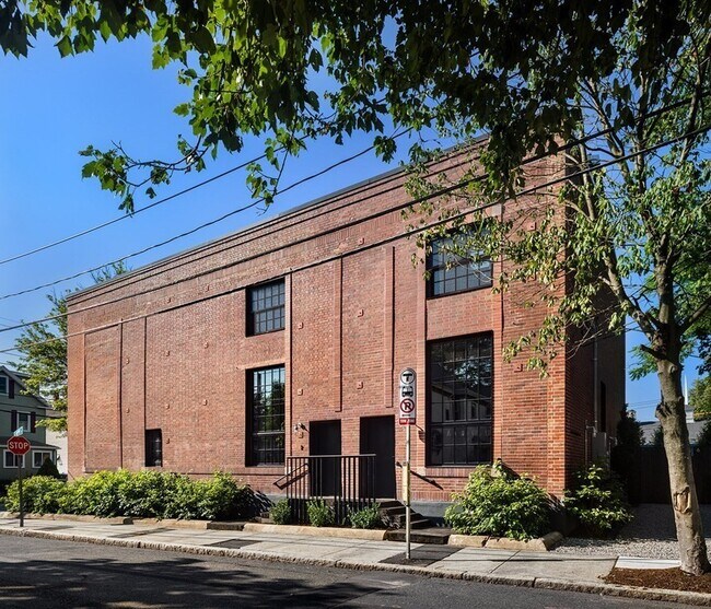 Building Photo - 3 Avon St