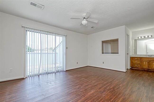 Building Photo - 10725 Boardwalk St
